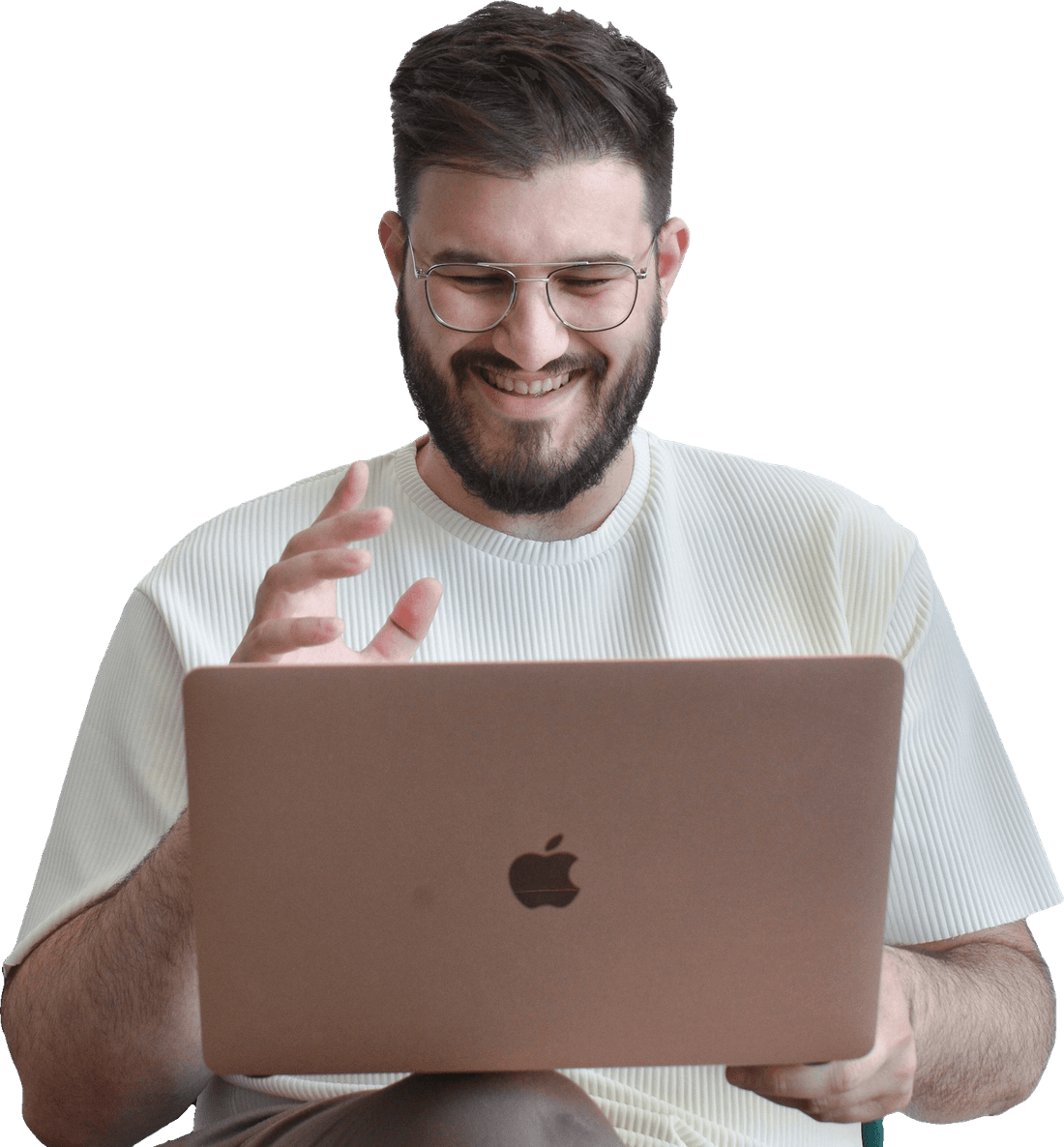 Desenvolvedor sorrindo enquanto trabalha no notebook