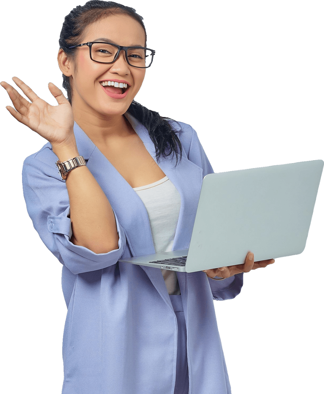 Mulher sorrindo e acenando enquanto segura um notebook